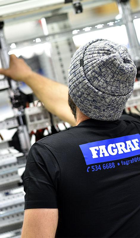 Rafvirki leggur nýlagnir í töflurekka